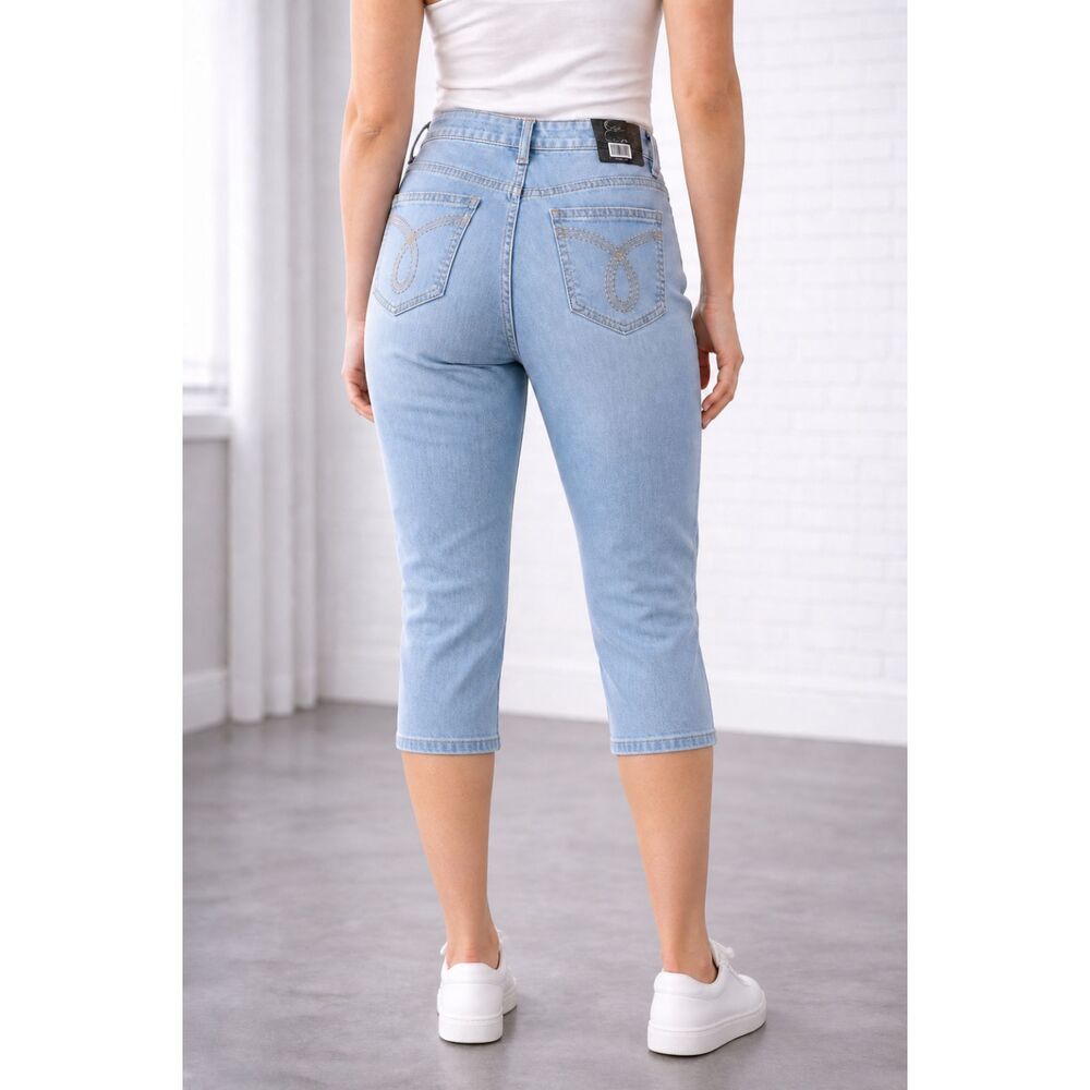 Earl Jeans Blue Light Wash Denim Capri 4